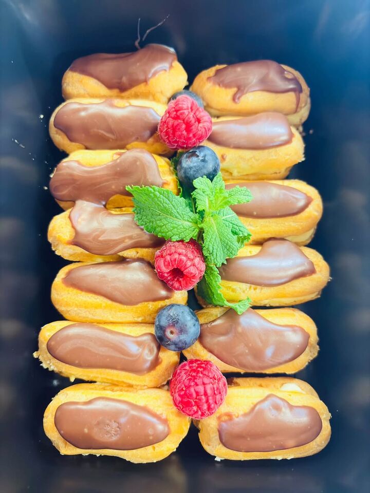 Eclairs met chocolade, frambozen, bosbessen en munt, van Catering bij Natalia.