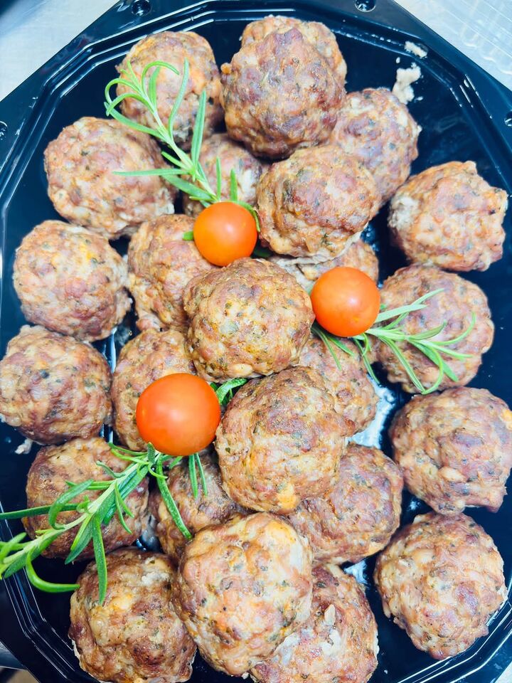 Gebakken gehaktballen met rozemarijn en kerstomaatjes, uit de keuken van Natalia.