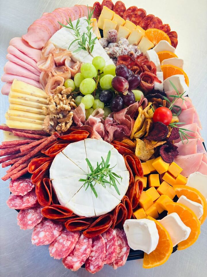 Feestschotel van Catering bij Natalia met camembert, salami, ham, kaasblokjes, druiven en mandarijn.