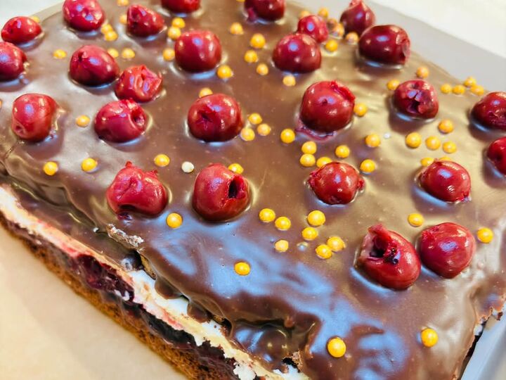 Chocoladetaart met kersen van Catering bij Natalia, in een doos.