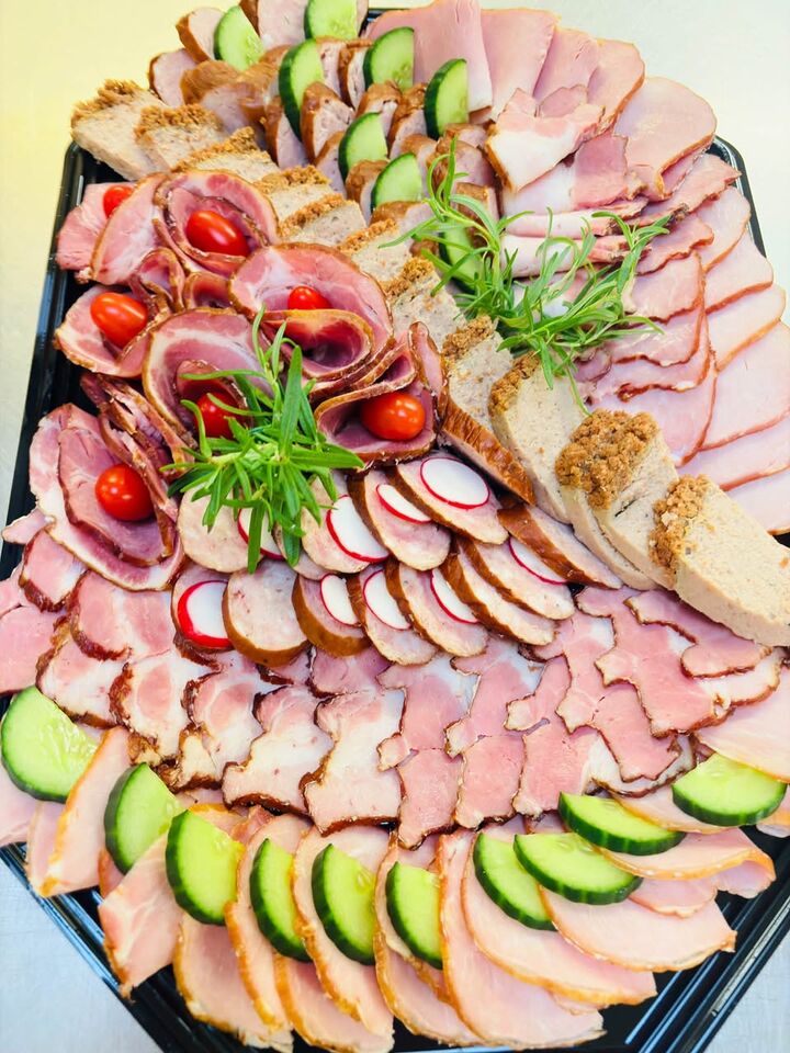 Schotel met gerookte ham, spek en worst, komkommer, radijs en brood, van Catering bij Natalia.
