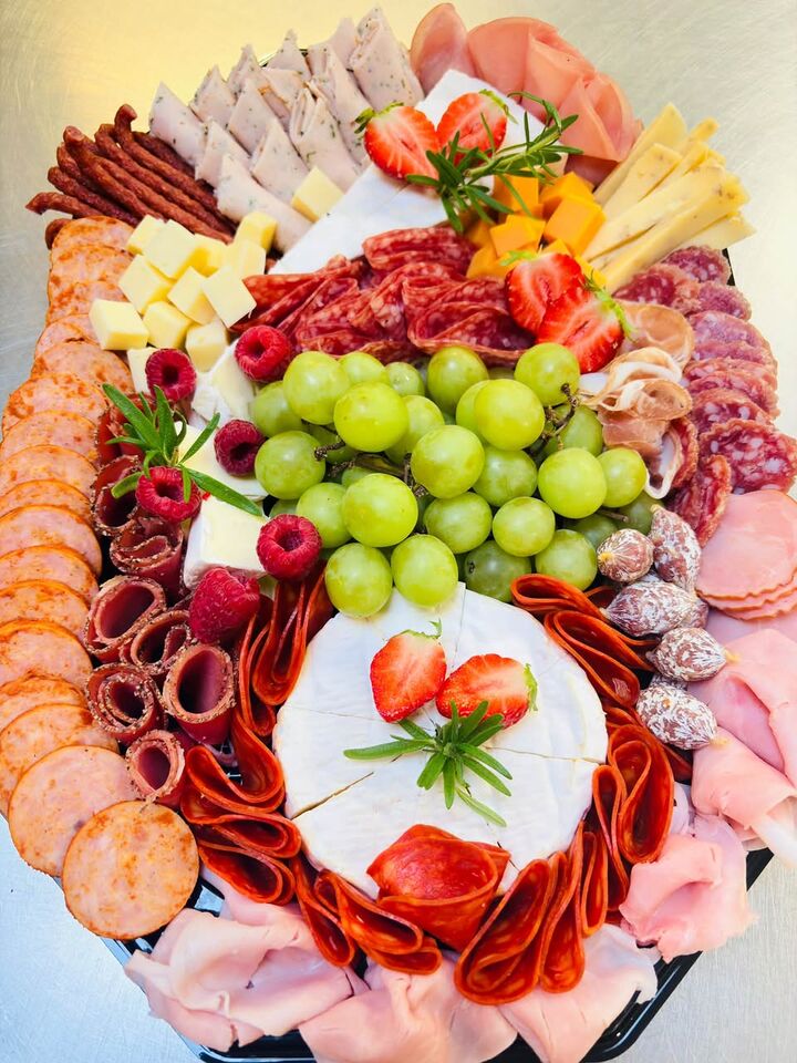 Schotel vleeswaren van Catering bij Natalia met kaas, druiven en aardbeien.